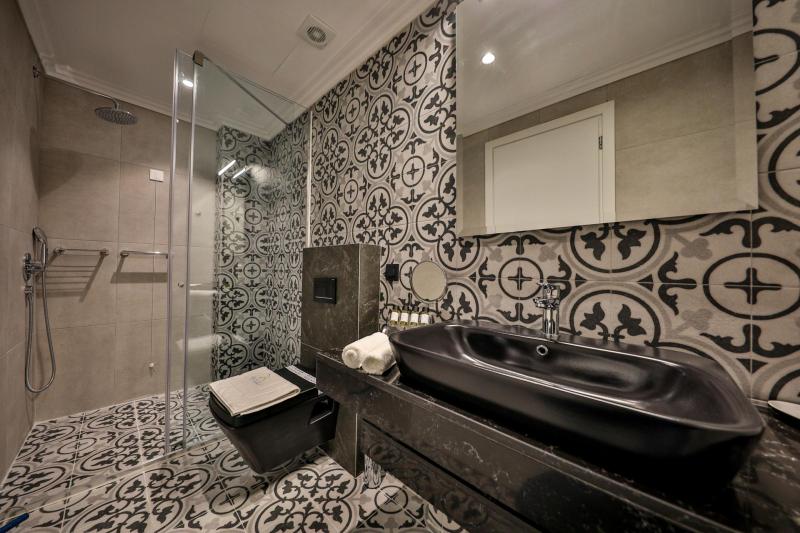 Romantic Suite Bathroom